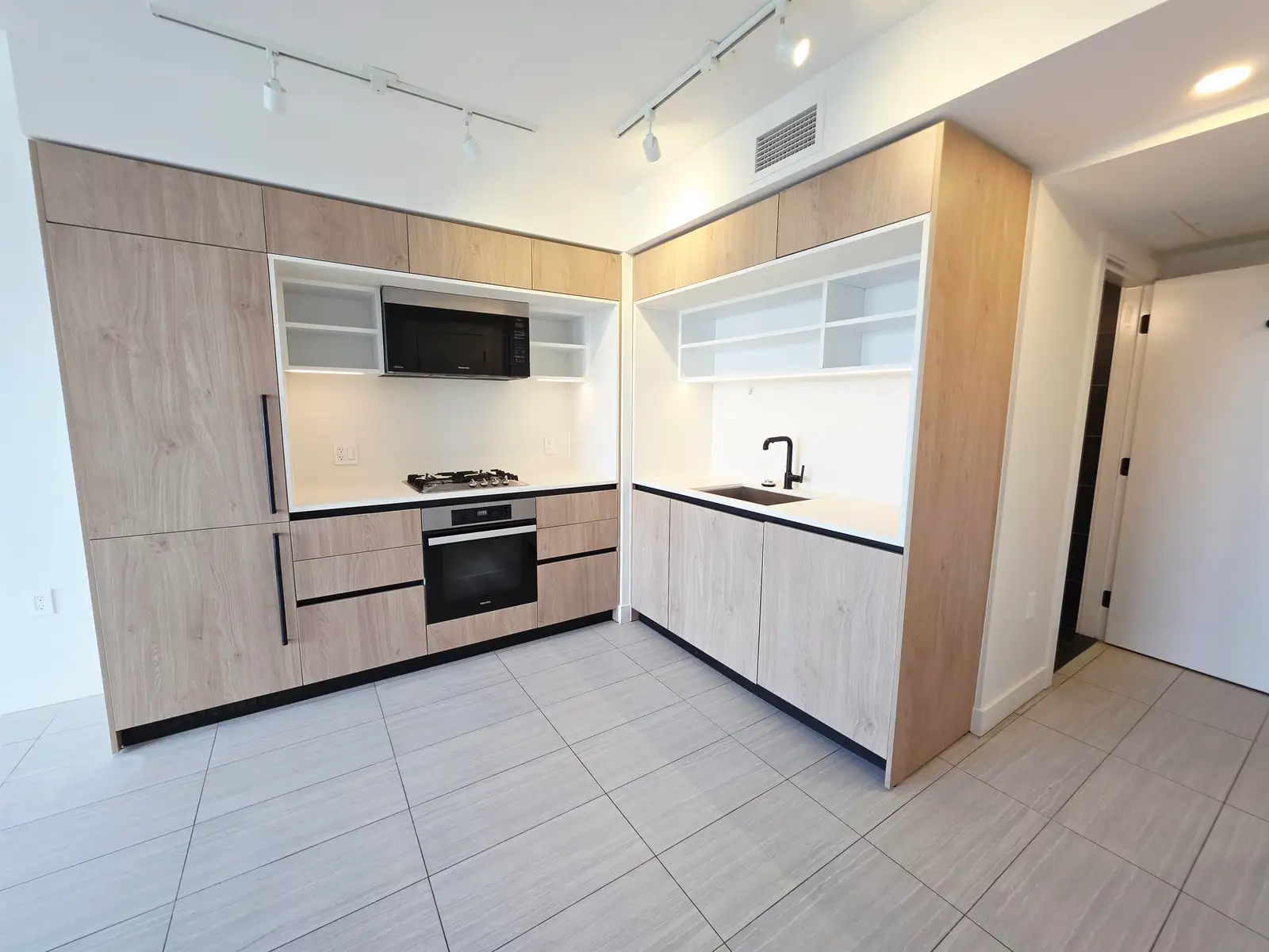2405 5058 JOYCE STREET, Vancouver BC V5R 0J9