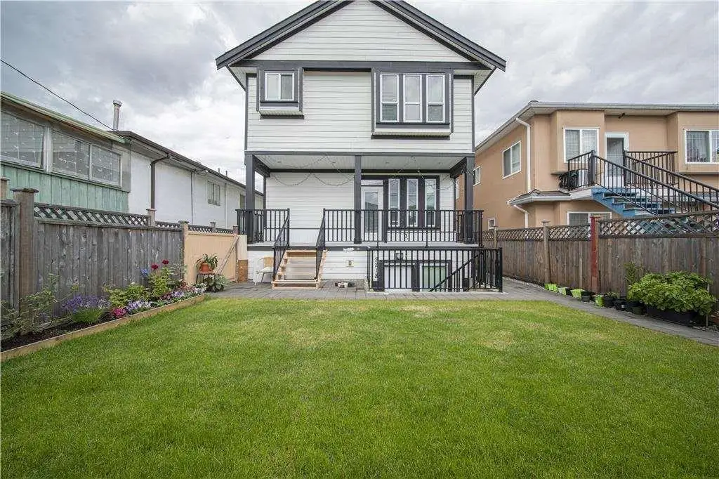 2216 MANNERING AVENUE, Vancouver BC V5N 3C4