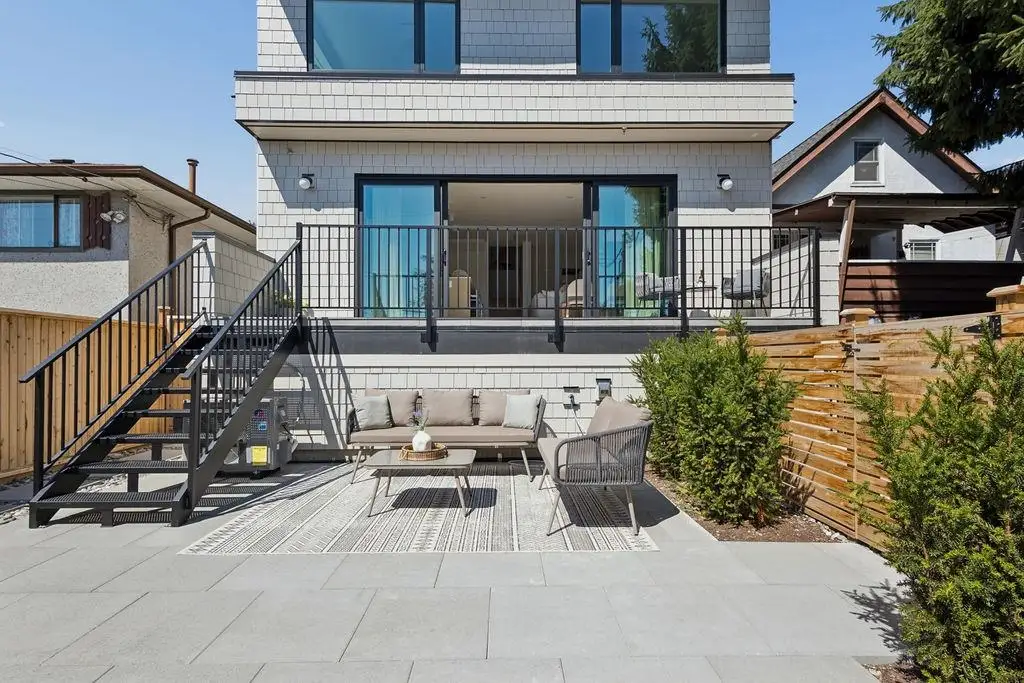 3 2124 E 8 AVENUE, Vancouver BC V5N 1V5