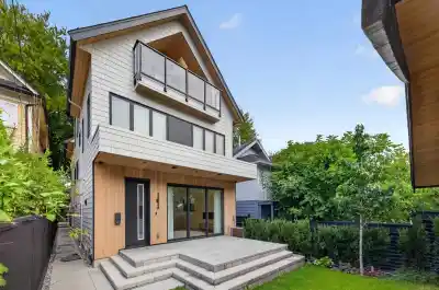 2 58 E 40TH AVENUE, Vancouver BC V5W 1L4