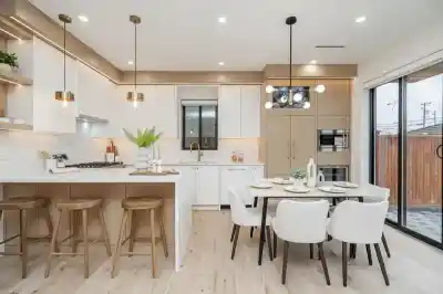 2 150 E 51ST AVENUE, Vancouver BC V5X 1C3