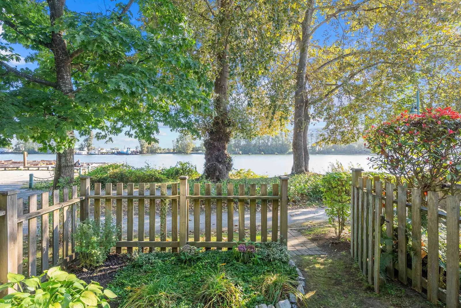 1 8581 JELLICOE STREET, Vancouver BC V5S 4T5