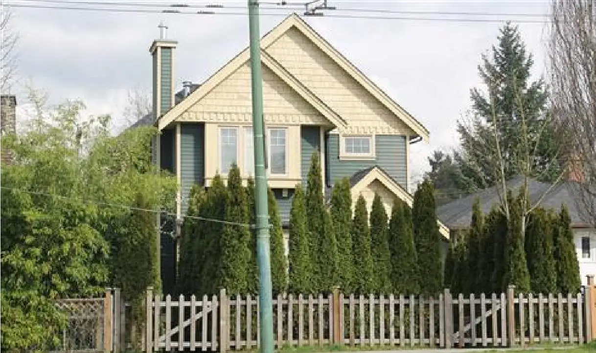 1949 E BROADWAY, Vancouver BC V5N 1W4