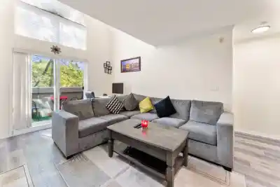 406 12155 75A AVENUE, Surrey BC V3W 1B9