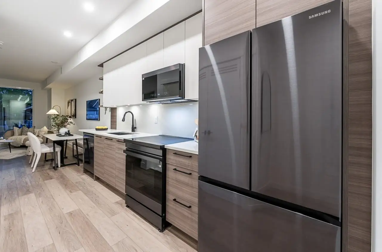 207 422 LAKEWOOD DRIVE, Vancouver BC V5L 0E8