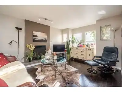 1528 BOND STREET, North Vancouver BC V7J 1E7