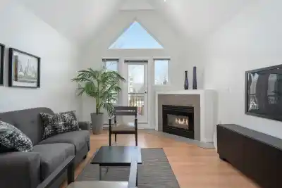 301 1928 E 11TH AVENUE, Vancouver BC V5N 1Z2