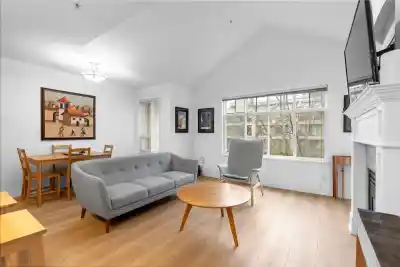 302 333 E 1ST STREET, North Vancouver BC V7L 4W9