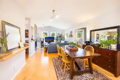 303 1528 BOWSER AVENUE, North Vancouver BC V7P 2Y3