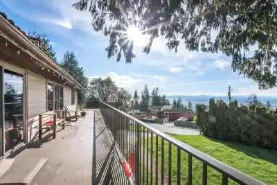 4902 LAUREL AVENUE, Sechelt BC V7Z 0B7