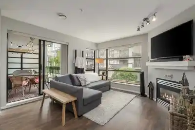 305 124 W 3RD STREET, North Vancouver BC V7M 1E8