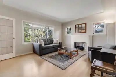 4 E 46TH AVENUE, Vancouver BC V5W 1Z1