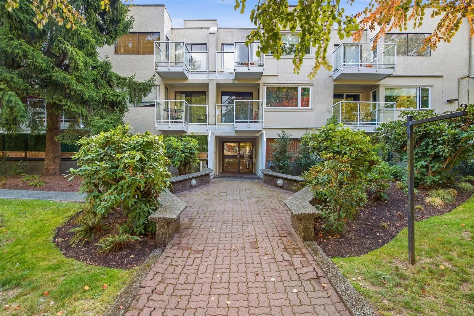 107 830 E 7TH AVENUE, Vancouver BC V5T 4J2
