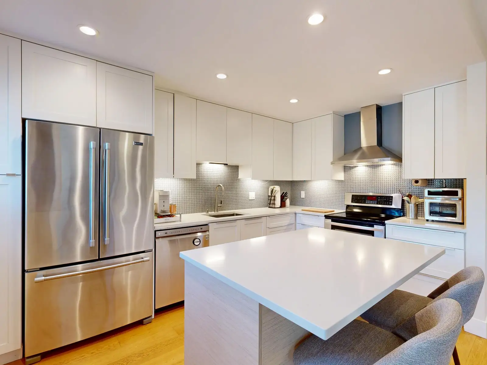 304 1528 BOWSER AVENUE, North Vancouver BC V7P 2Y3