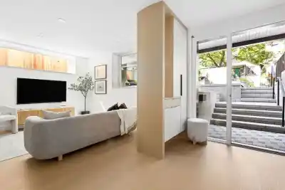 2 2124 E 8 AVENUE, Vancouver BC V5N 1V5