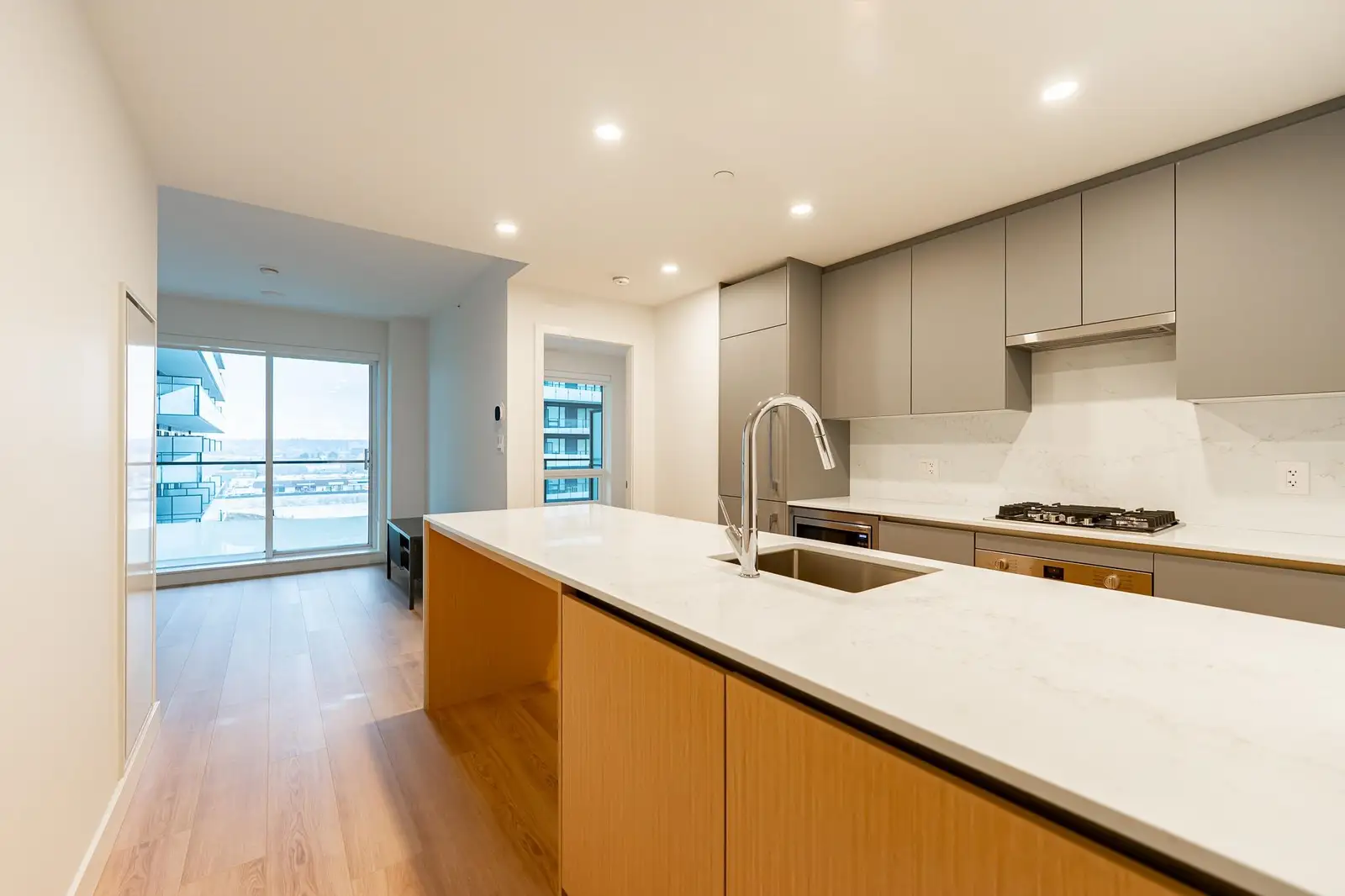902 7977 LANSDOWNE ROAD, Richmond BC V6X 0X7