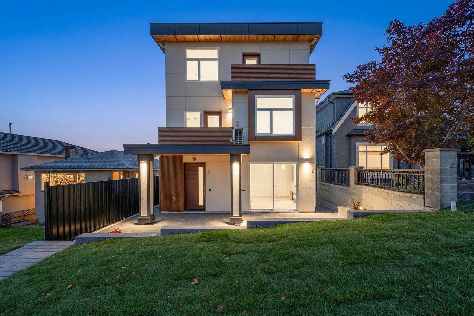 1 3034 E 5TH AVENUE, Vancouver BC V5M 1N8