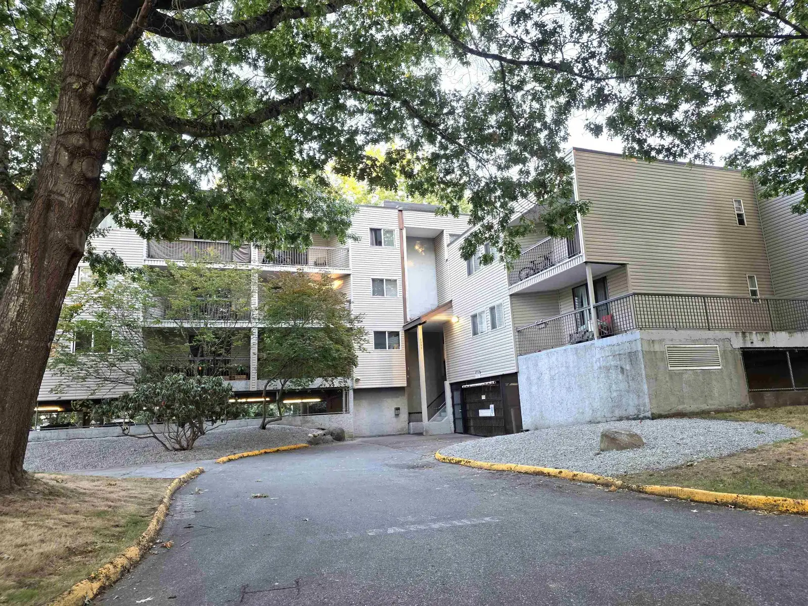 312 8391 BENNETT ROAD, Richmond BC V6Y 1N4