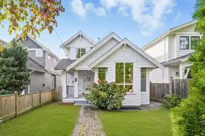 2411 GEORGE STREET, North Vancouver BC V7P 2N4
