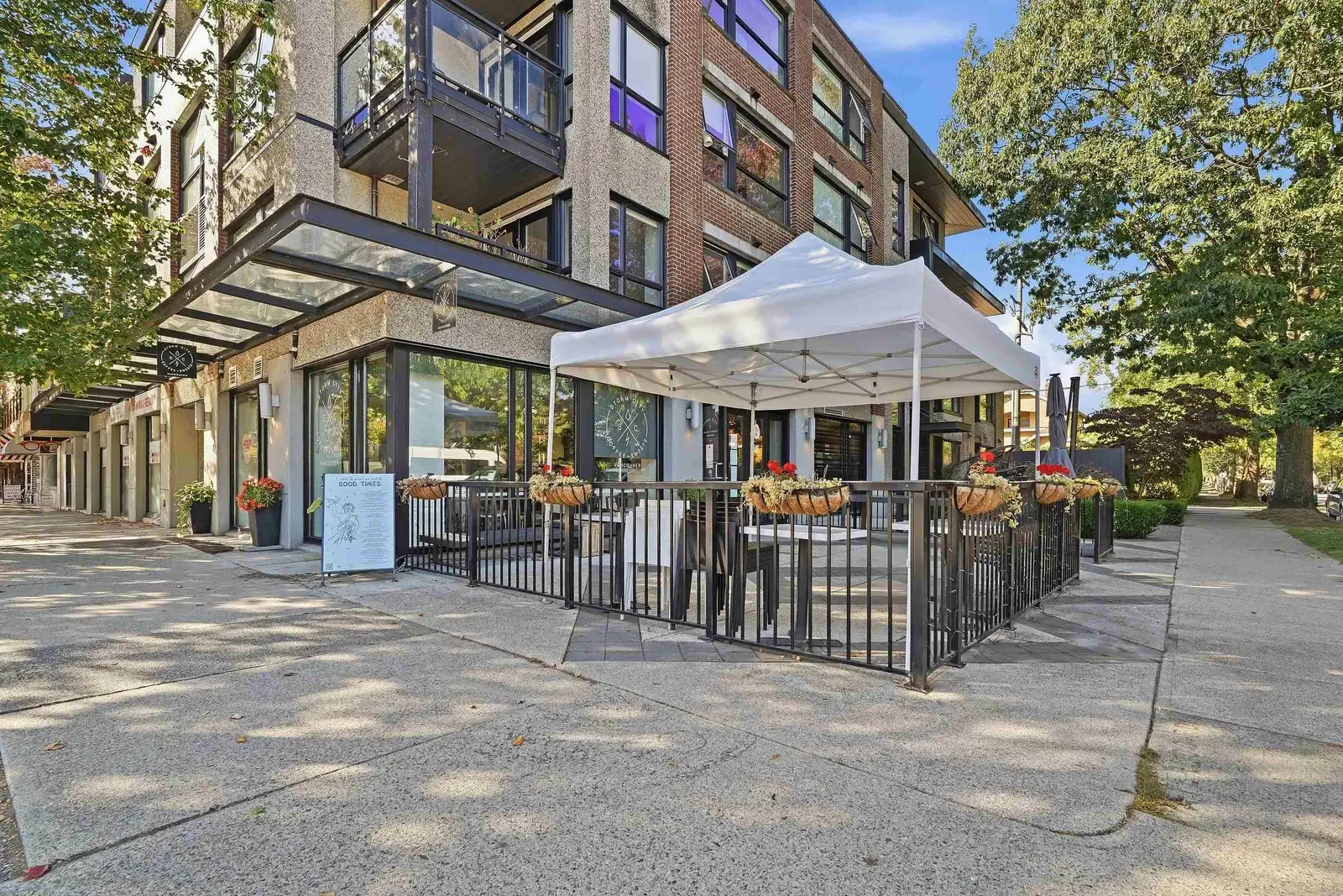 203 2481 WATERLOO STREET, Vancouver BC V6R 3H4
