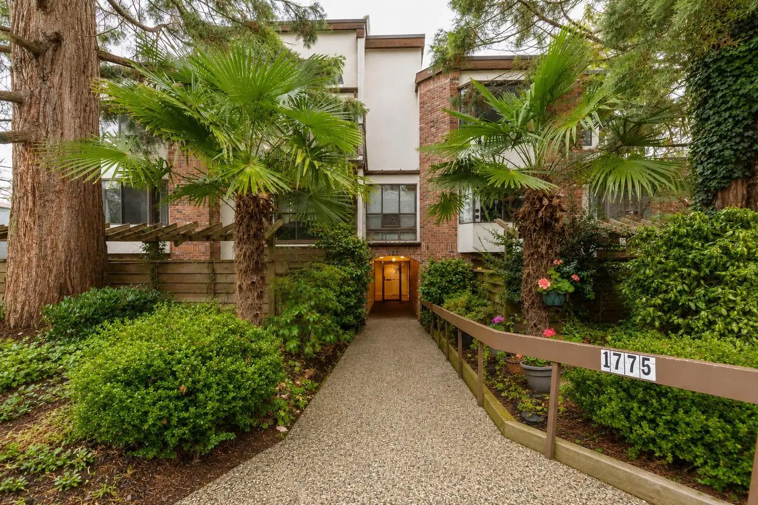 203 1775 W 10TH AVENUE, Vancouver BC V6J 2A4