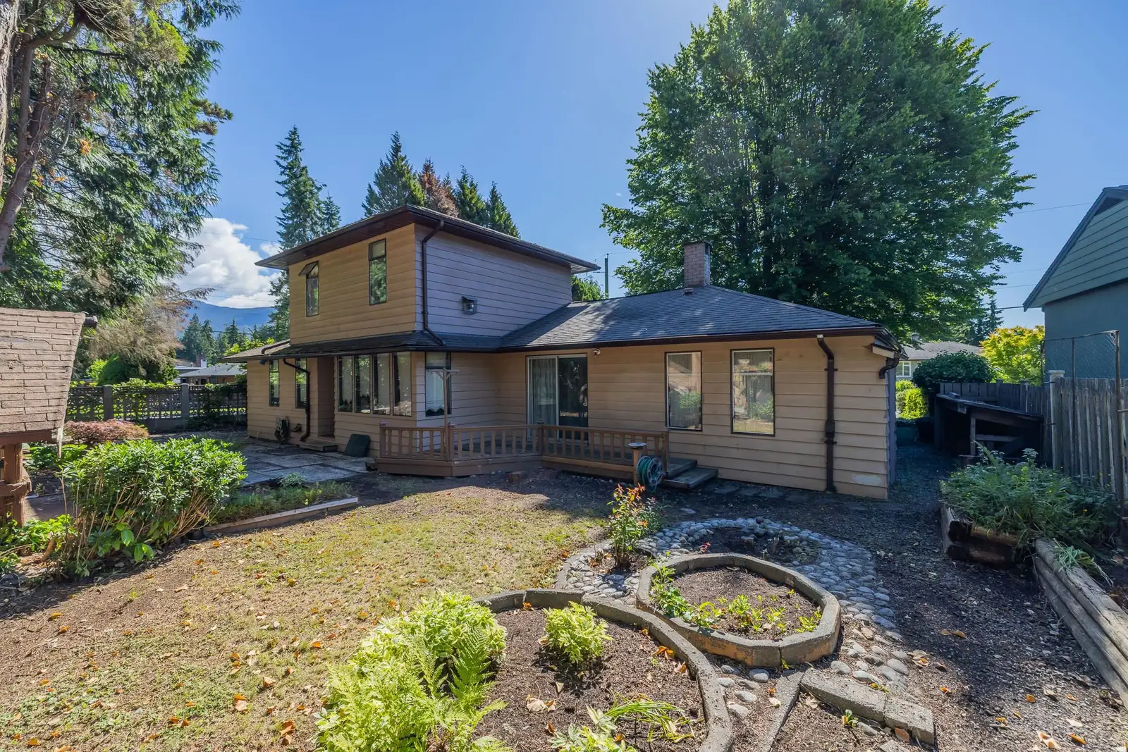 2495 LAURALYNN DRIVE, North Vancouver BC V7J 2Y6