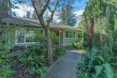 825 W 20TH STREET, North Vancouver BC V7P 2B5
