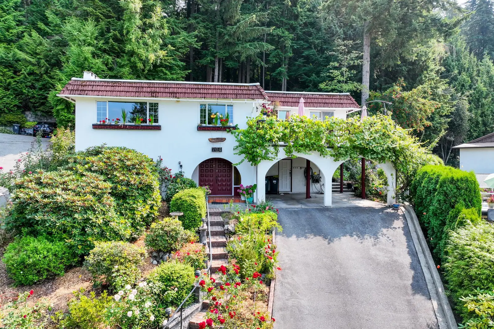 704 MAURELLE COURT, North Vancouver BC V7R 2M1