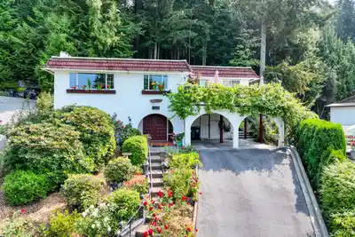 704 MAURELLE COURT, North Vancouver BC V7R 2M1