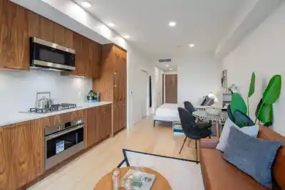 410 2550 GARDEN DRIVE, Vancouver BC V5N 4X6