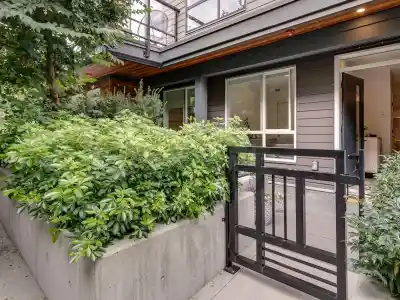 8 533 E 3RD STREET, North Vancouver BC V7L 1G4