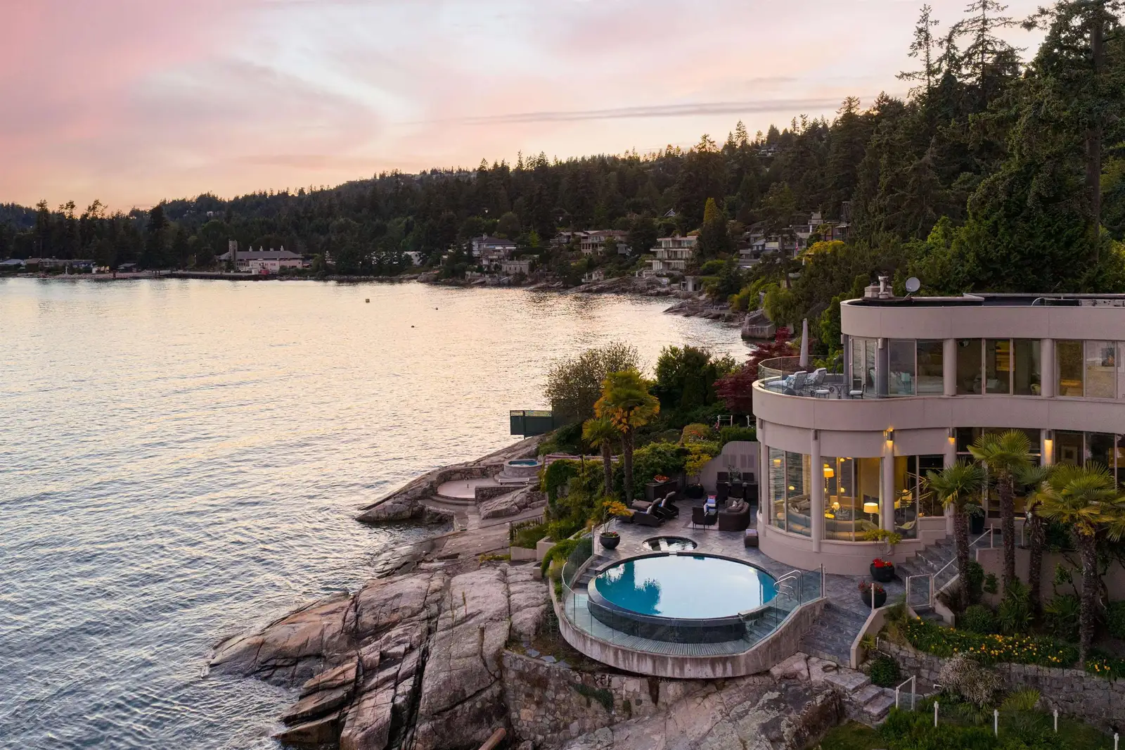 3912 MARINE DRIVE, West Vancouver BC V7V 1N4