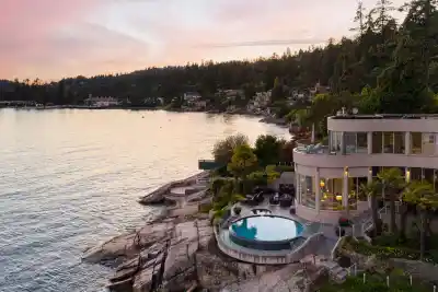 3912 MARINE DRIVE, West Vancouver BC V7V 1N4