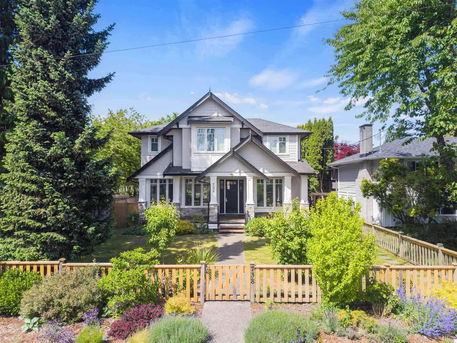 738 E 13TH STREET, North Vancouver BC V7L 2M7