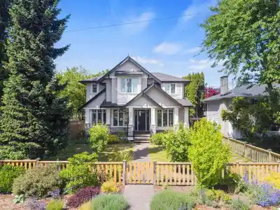 738 E 13TH STREET, North Vancouver BC V7L 2M7