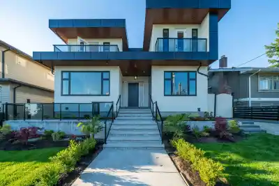 214 W 24TH STREET, North Vancouver BC V7M 2C4