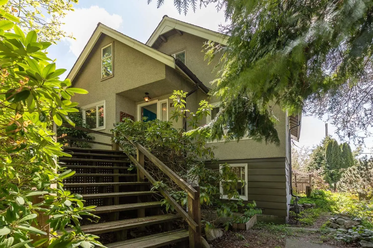 2002 E 13TH AVENUE, Vancouver BC V5N 2C4