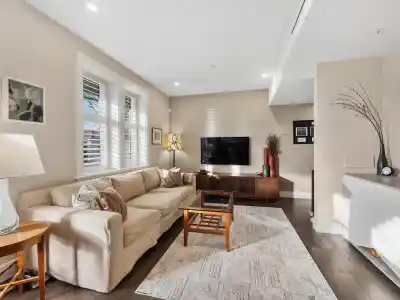 2898 YUKON STREET, Vancouver BC V5Y 3R2