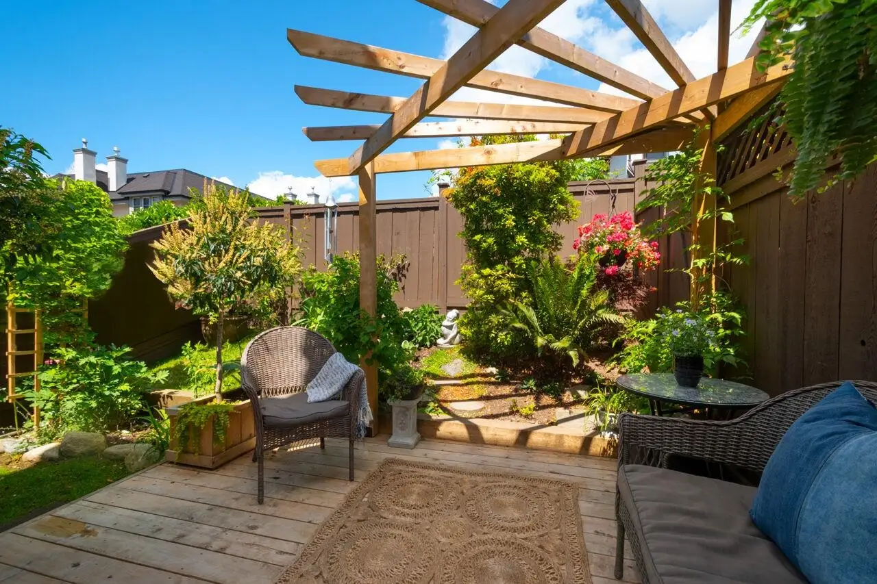 10 230 W 14TH STREET, North Vancouver BC V7M 1P3
