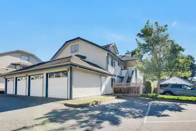 213 7837 120A ST STREET, Surrey BC V3W 0W9