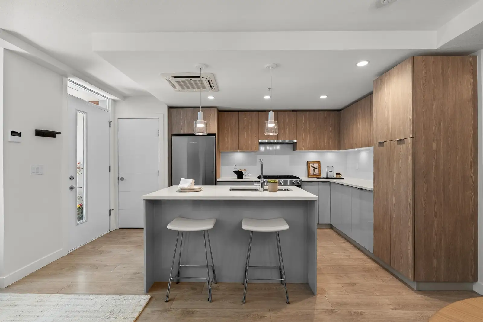 TH3 108 E 8TH STREET, North Vancouver BC V7L 1Y9