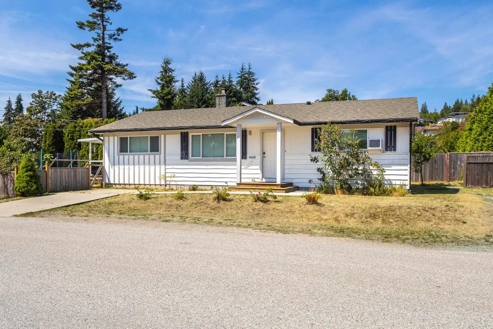 5605 OCEAN AVENUE, Sechelt BC V0N 3A0