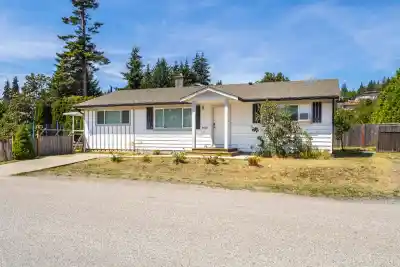 5605 OCEAN AVENUE, Sechelt BC V0N 3A0