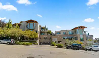 201 550 17TH STREET, West Vancouver BC V7V 3S7