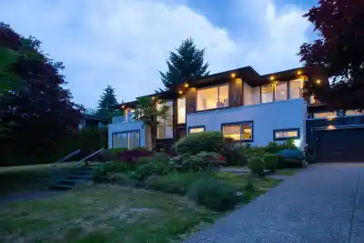 985 EYREMOUNT DRIVE, West Vancouver BC V7S 2B4