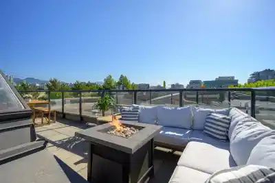 220 676 W 6TH AVENUE, Vancouver BC V5Z 1A3