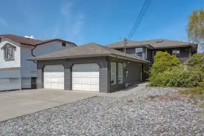 5796 TRAIL AVENUE, Sechelt BC V7Z 0L8