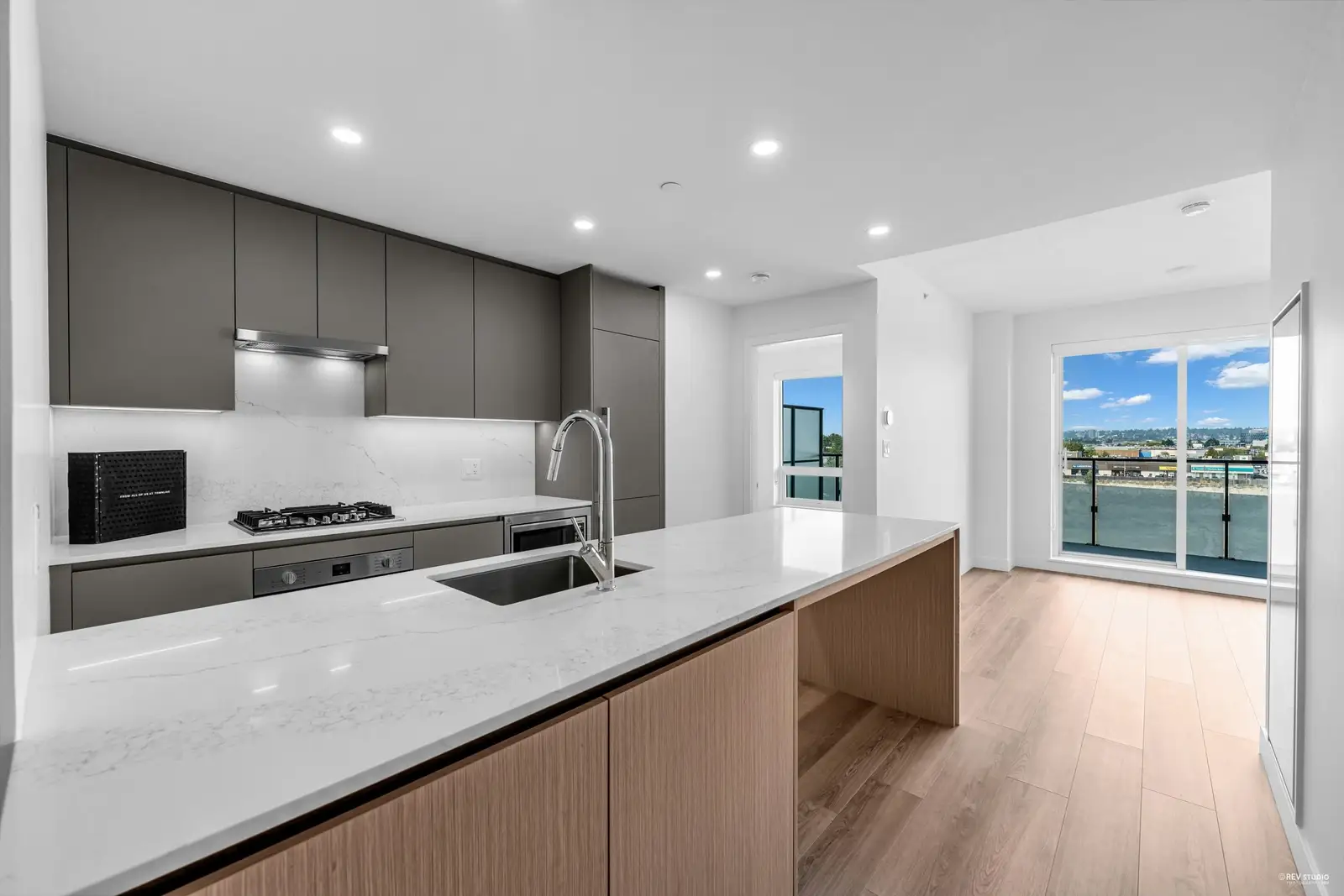 610 5593 NUMBER 3 ROAD, Richmond BC V6X 0X6