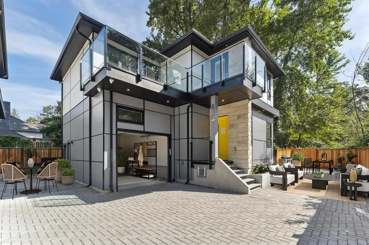 842 ST. DENIS AVENUE, North Vancouver BC V7J 2G4