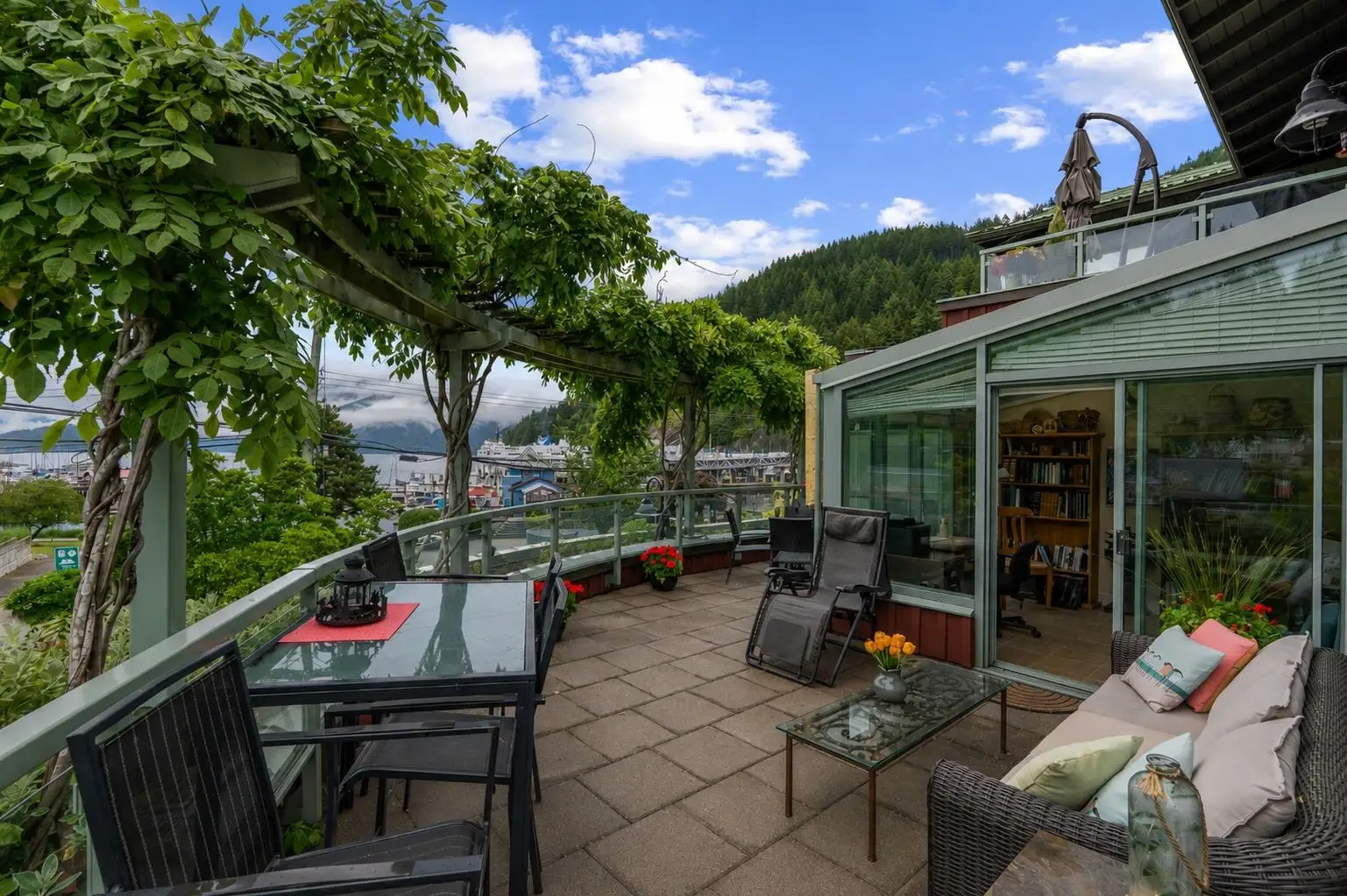 205 6688 ROYAL AVENUE, West Vancouver BC V7W 2B9